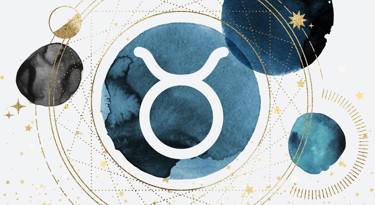 Drei Planeten in Aquarelltechnik in der Farbe Blau kreisen um einen vierten auf goldenen Bahnen, auf denen kleinere goldene Planeten zu sehen sind. Innerhalb des Planeten im Zentrum ist das astrologische Symbol des Sternzeichens Stier zu sehen.