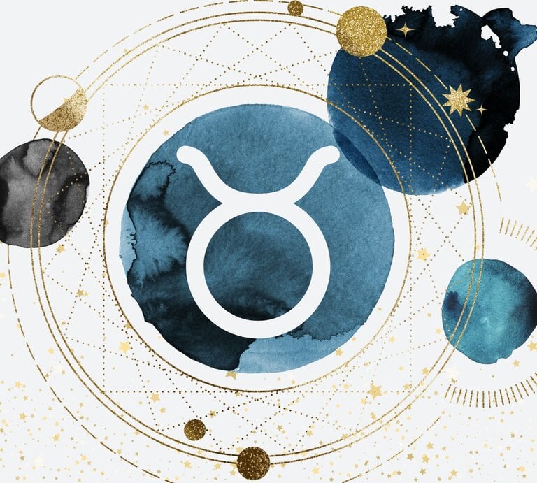 Drei Planeten in Aquarelltechnik in der Farbe Blau kreisen um einen vierten auf goldenen Bahnen, auf denen kleinere goldene Planeten zu sehen sind. Innerhalb des Planeten im Zentrum ist das astrologische Symbol des Sternzeichens Stier zu sehen. | © Larchtree/ Elena Roussanova, Vitali Barida und Anastezia Luneva via Canva.com [M]