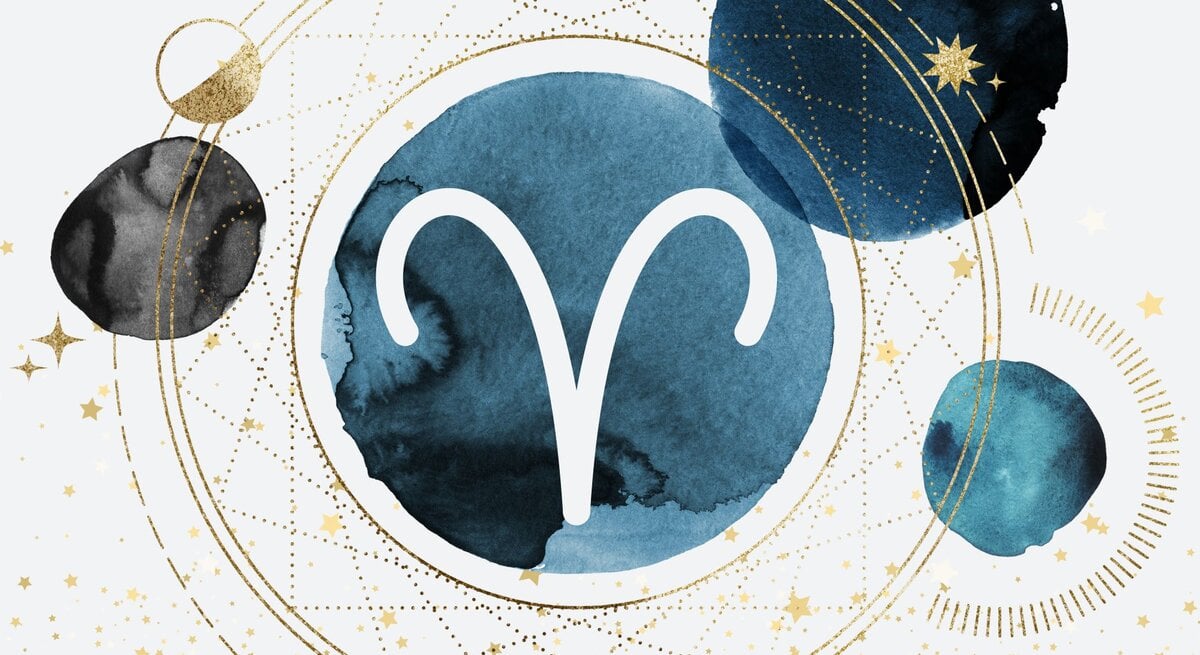 Drei Planeten in Aquarelltechnik in der Farbe Blau kreisen um einen vierten auf goldenen Bahnen, auf denen kleinere goldene Planeten zu sehen sind. Innerhalb des Planeten im Zentrum ist das astrologische Symbol des Sternzeichens Widder zu sehen.