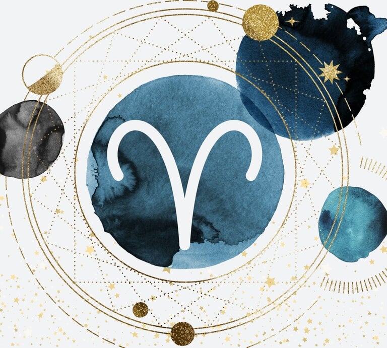 Drei Planeten in Aquarelltechnik in der Farbe Blau kreisen um einen vierten auf goldenen Bahnen, auf denen kleinere goldene Planeten zu sehen sind. Innerhalb des Planeten im Zentrum ist das astrologische Symbol des Sternzeichens Widder zu sehen. | © Larchtree/ Elena Roussanova, Vitali Barida und Anastezia Luneva via Canva.com [M]