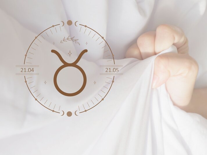 Eine weibliche Frauenhand greift in Extase in das Bettlaken. Daneben das astrologische Symbol des Sternzeichens Stier. | © Keronyart's Images/ Be keronyart und RyanKing999 via Canva.com [M]
