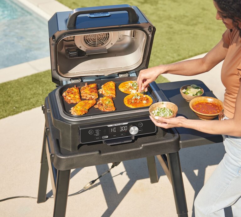 Frau am Grill | © Ninja ©/ QVC