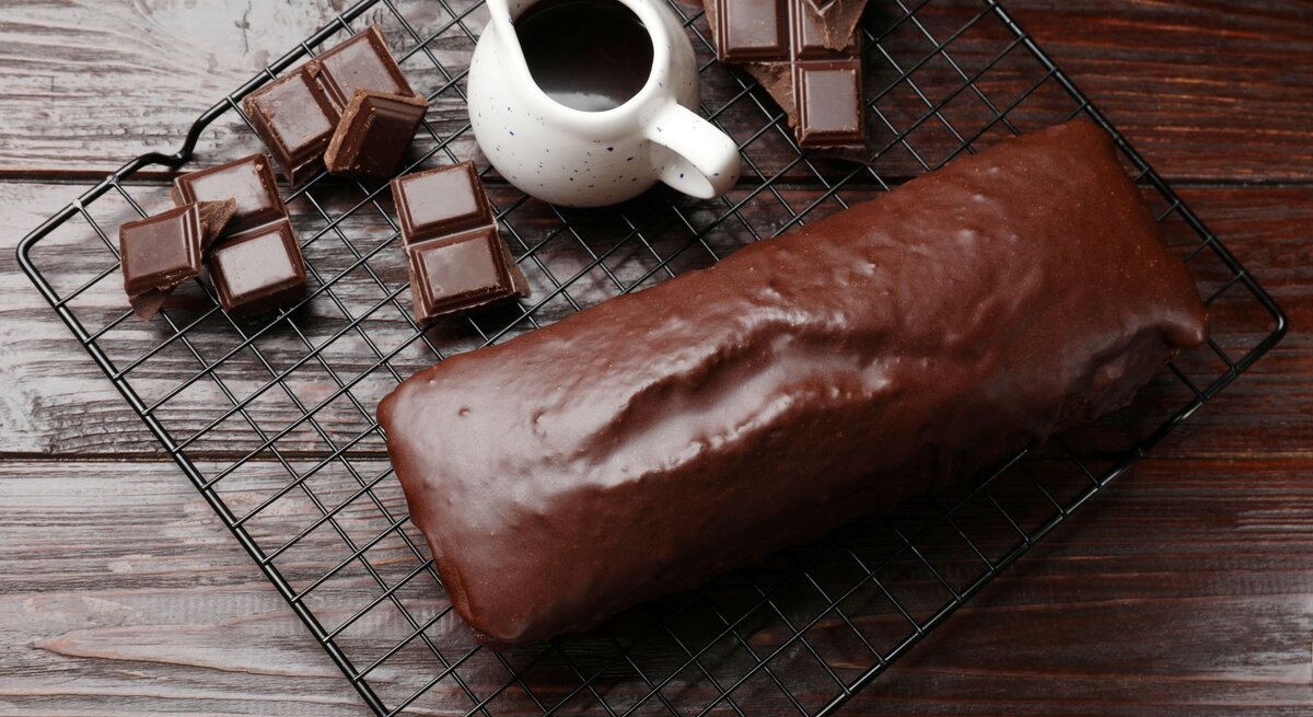 Draufsicht auf einen mit Glasur verzierten Kastenkuchen aus schokolade. 