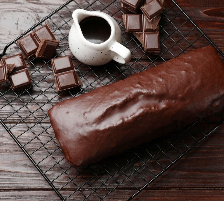 Draufsicht auf einen mit Glasur verzierten Kastenkuchen aus schokolade.  | © AdobeStock/New Africa