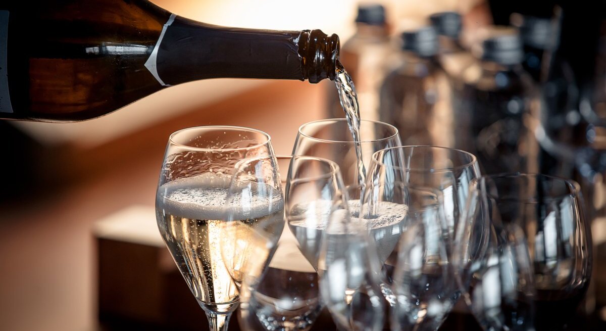 Prosecco wird in Gläser gefüllt.