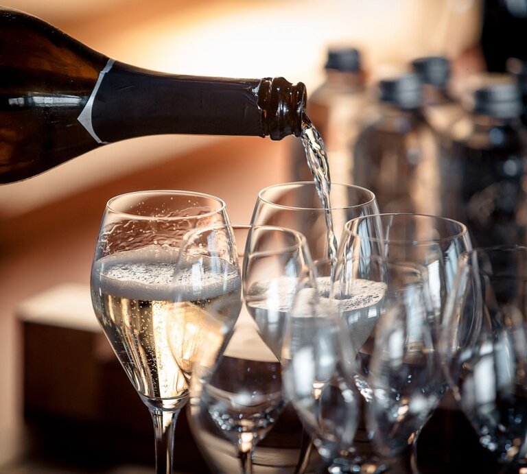Prosecco wird in Gläser gefüllt. | © Getty Images/Oleksandr Yurchak