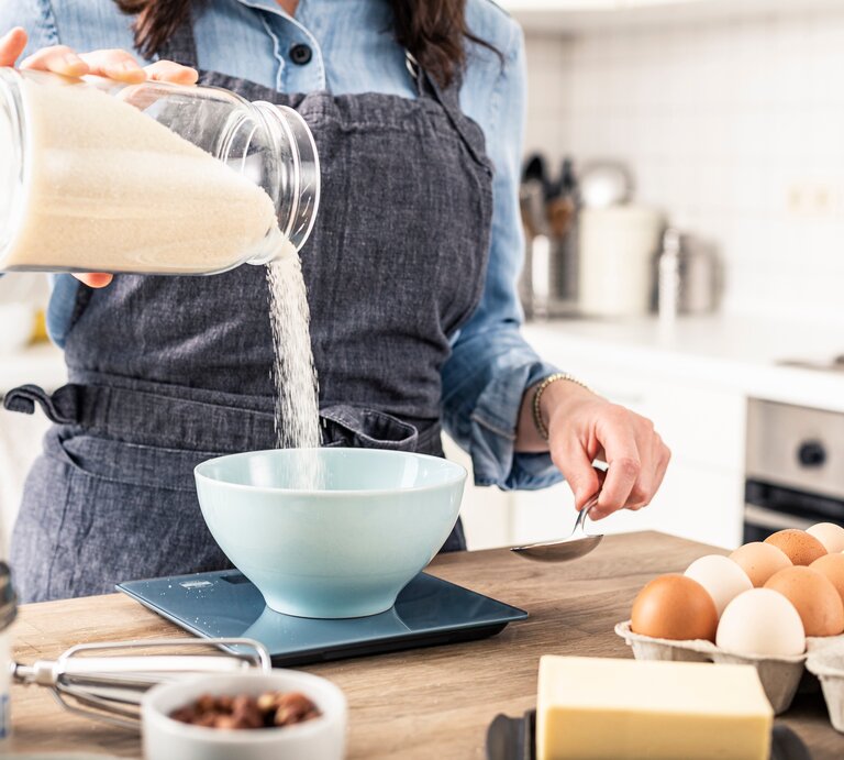 Frau backt einen Kuchen. | © GettyImages/	Westend61