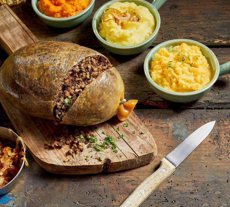 Traditionelles Haggis in rustikalem Ambiente.  | © Shutterstock/stockcreations