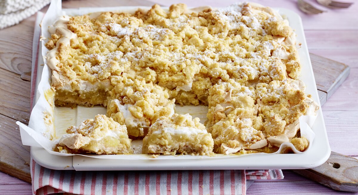 Apfel-Baiser-Kuchen mit Streusel auf Blech