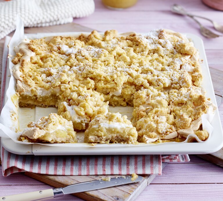 Apfel-Baiser-Kuchen mit Streusel auf Blech | © EAT CLUB/Isabell Triemer
