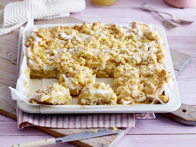 Apfel-Baiser-Kuchen mit Streusel auf Blech | © EAT CLUB/Isabell Triemer