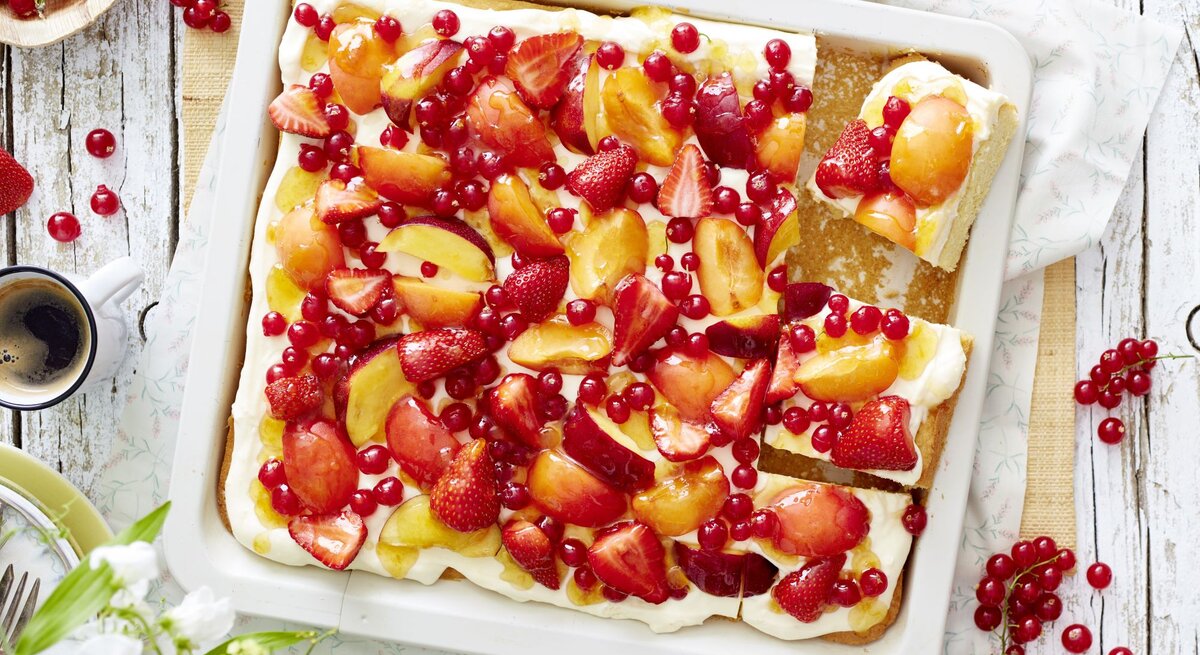 Draufsicht: Obst-Pudding-Schnitten auf einem Blech.