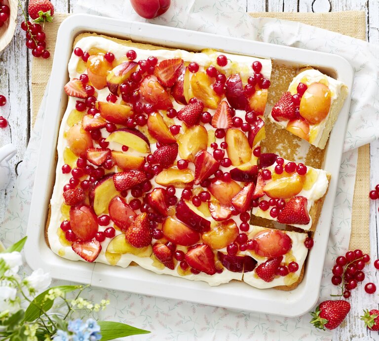 Draufsicht: Obst-Pudding-Schnitten auf einem Blech.
