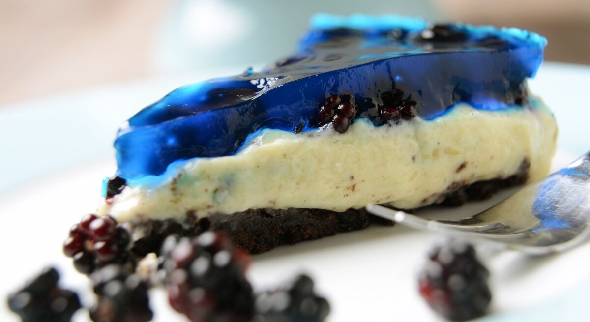 Schwimmbadkuchen mit Wackelpudding, Frischkäsecreme und Brombeeren auf Keksboden – sommerlicher No-Bake-Kuchen in Blau