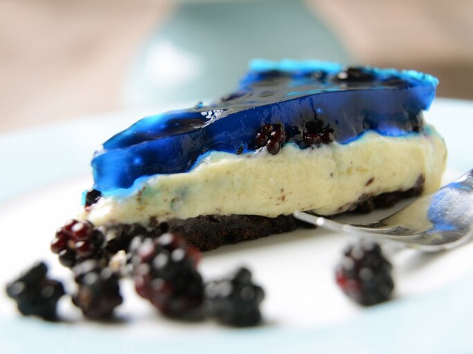 Schwimmbadkuchen mit Wackelpudding, Frischkäsecreme und Brombeeren auf Keksboden – sommerlicher No-Bake-Kuchen in Blau | © AdobeStock/Kitty