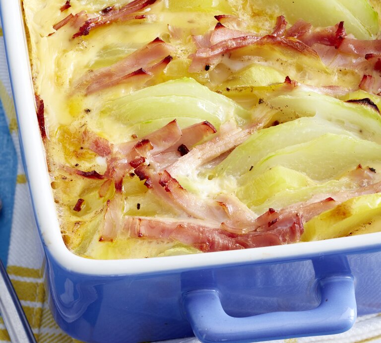 Ofen-Kohlrabi mit Schinken in eckiger Form / Küchentuch / Gabel / Draufsicht | © EAT CLUB / Isabelle Triemer