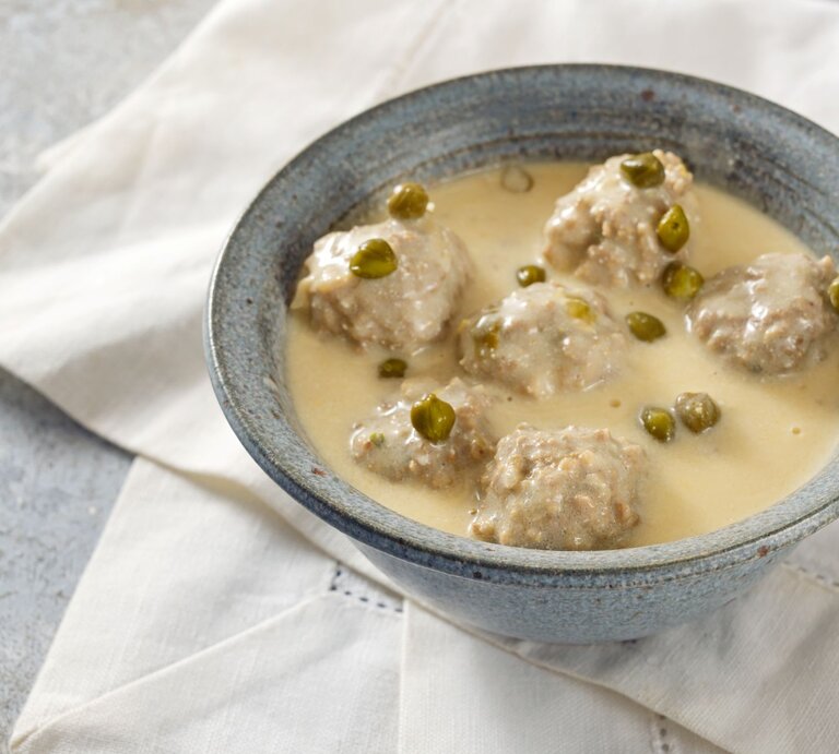 Schale mit Königsberger Klopsen, ganz Low Carb! | © Shutterstock/Maren Winter
