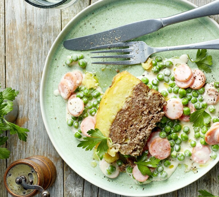 Ein hellgrüner Teller auf einem Holztisch mit dem Gericht direkt von oben fotografiert. | © EAT CLUB/ Isabell Triemer