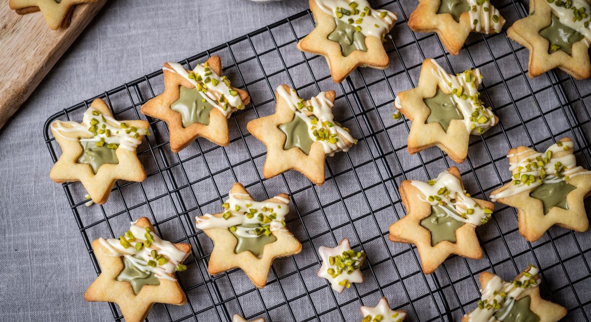 Draufsicht auf sternförmige Weihanchtsplätzchen mit Pistaziencreme. 