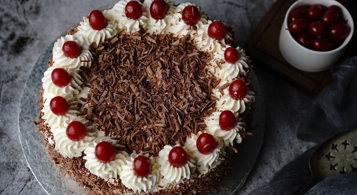 Schwarzwälder Kirschtorte / rund / mit Kirschen belegt / Schokoraspel / Draufsicht