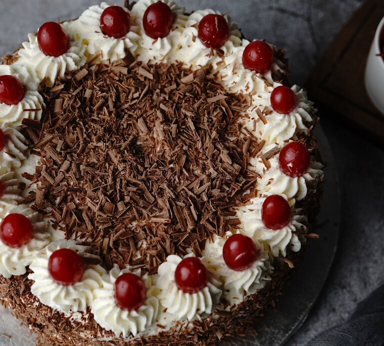 Schwarzwälder Kirschtorte / rund / mit Kirschen belegt / Schokoraspel / Draufsicht | © Adobe Stock / vm2002