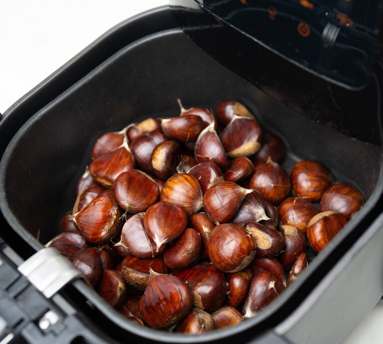 Viele Maronen in einem Korb in einem Airfryer. | © Shutterstock/Stefan.Simonovski