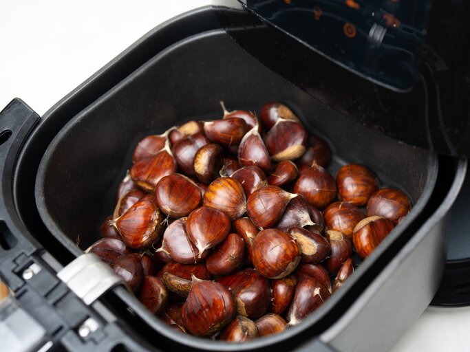 Viele Maronen in einem Korb in einem Airfryer. | © Shutterstock/Stefan.Simonovski