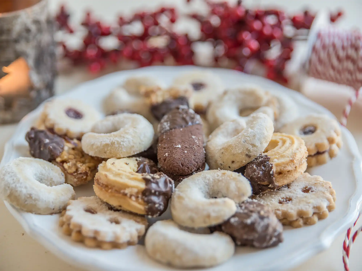 Weihnachtsplätzchen liegen auf einem Teller | © Adobe Stock/ A_Lein