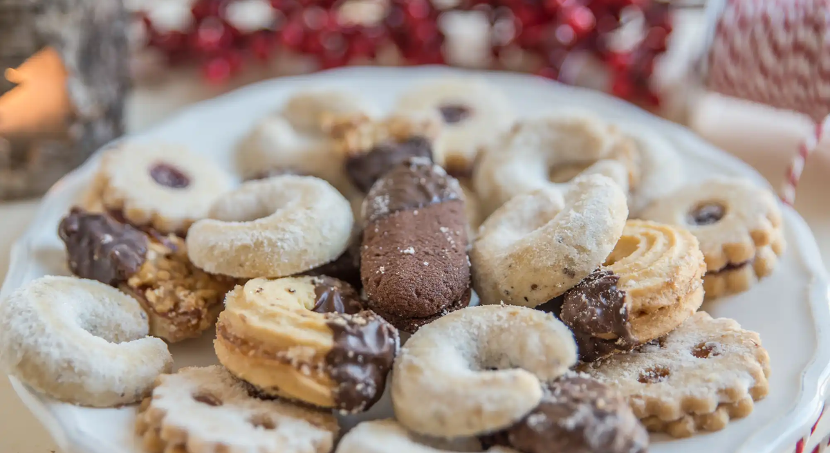 Weihnachtsplätzchen liegen auf einem Teller