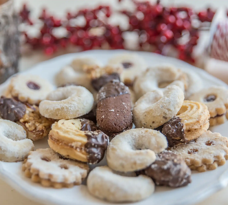 Weihnachtsplätzchen liegen auf einem Teller | © Adobe Stock/ A_Lein