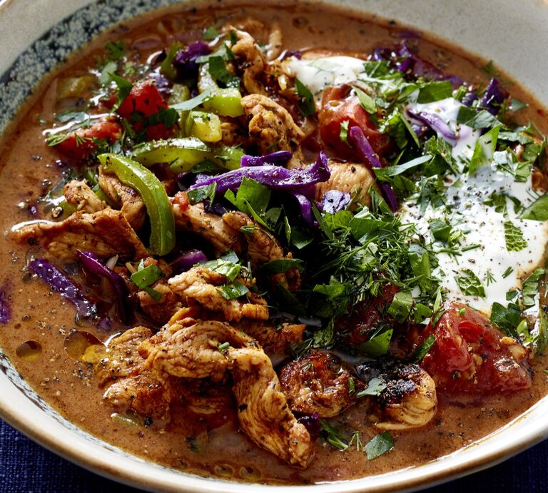 Ein heller Suppenteller mit der Dönersuppe auf einem Tisch mit blauer Tischdecke direkt von oben und nah fotografiert. | © EAT CLUB/ Isabell Triemer