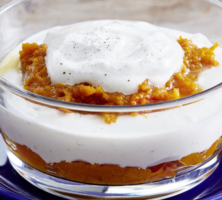 Nahaufnahme einer einer kleinen Glasschüssel mit dem Kürbis-Quark-Schichtdessert.  | © EAT CLUB/ Isabell Triemer