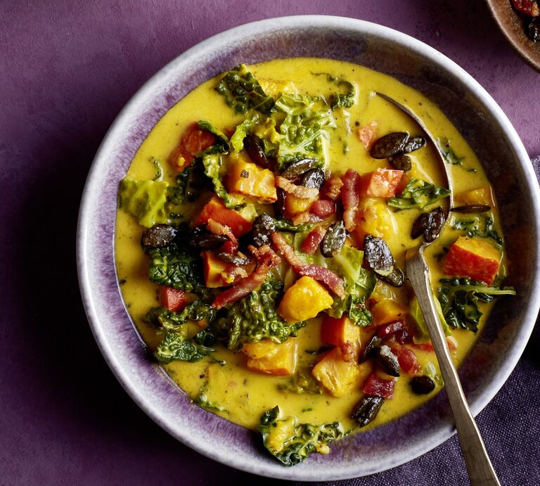 Draufsicht: Eine Schüssel mit einer Wirsing-Kürbis-Chowder. | © EAT CLUB / Isabell Triemer