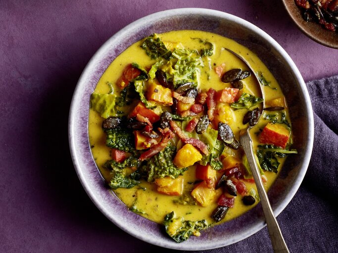 Draufsicht: Eine Schüssel mit einer Wirsing-Kürbis-Chowder. | © EAT CLUB / Isabell Triemer
