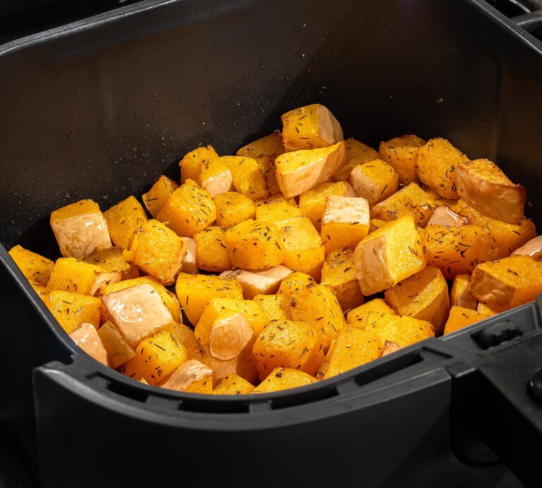 Kürbis-Würfel im Korb einer Heißluftfritteuse | © Shutterstock/Karlsson Photo