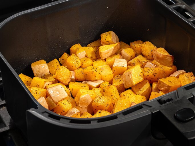 Kürbis-Würfel im Korb einer Heißluftfritteuse | © Shutterstock/Karlsson Photo