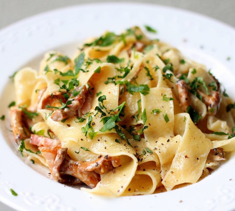 Ein weißer Teller auf weißem Untergrund mit der Pasta. Alles sehr nah und detailliert fotografiert. | © Shutterstock/ French cat