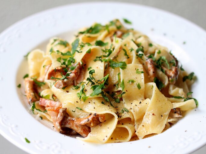 Ein weißer Teller auf weißem Untergrund mit der Pasta. Alles sehr nah und detailliert fotografiert. | © Shutterstock/ French cat