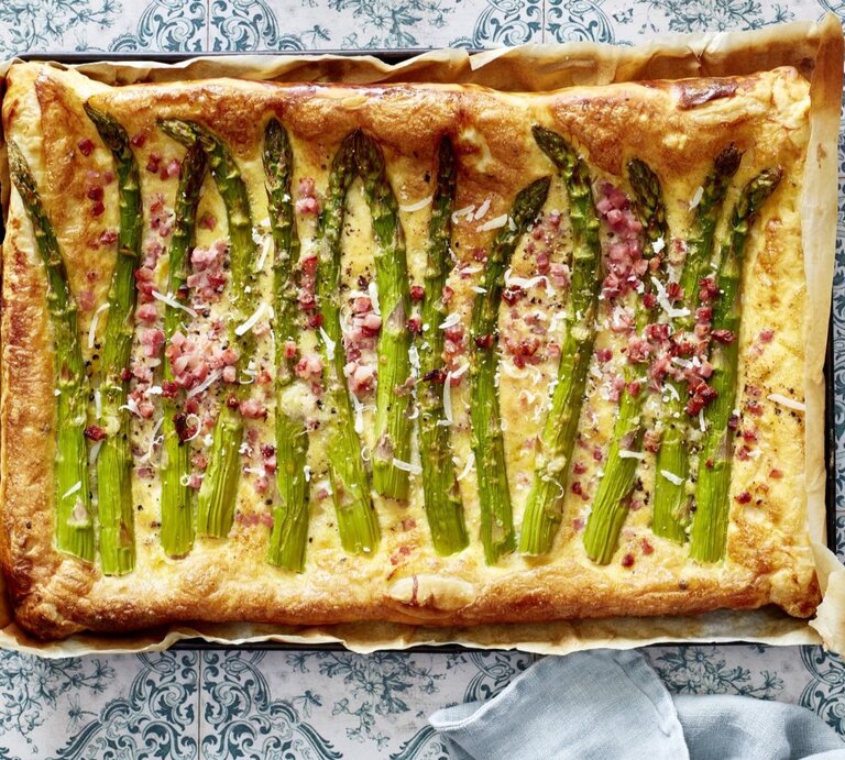 Die Crostata von oben auf Vintage Fliesen fotografiert. | © EAT CLUB/Isabell Triemer