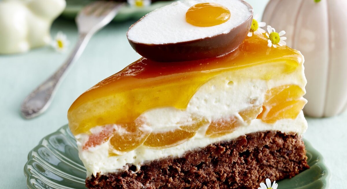 Aprikosen-Schmand-Torte mit Ostereier-Dekor in frühlingshaftem Ambiente.