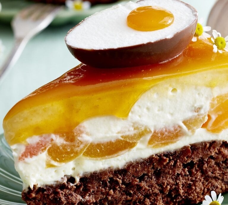 Aprikosen-Schmand-Torte mit Ostereier-Dekor in frühlingshaftem Ambiente. | © EAT CLUB/Isabell Triemer