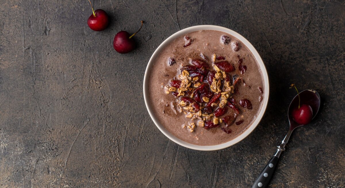 Draufsicht auf eine runde Schüssel gefüllt mit Schokoladigem Kirsch-Porridge