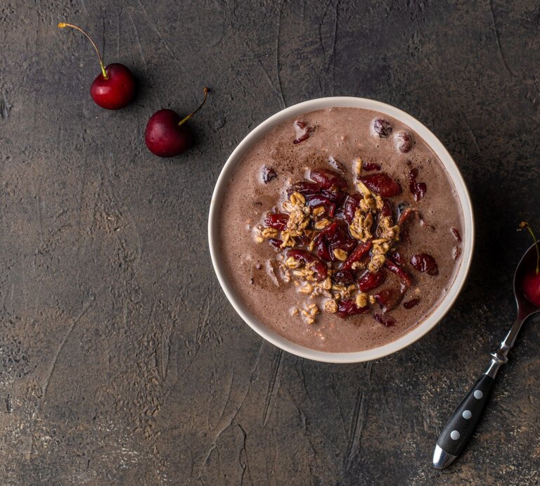Draufsicht auf eine runde Schüssel gefüllt mit Schokoladigem Kirsch-Porridge | © Shutterstock/ Li_Aba