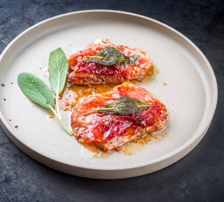 Runder Teller, darauf Saltimbocca.  | © Shutterstock/hlphoto