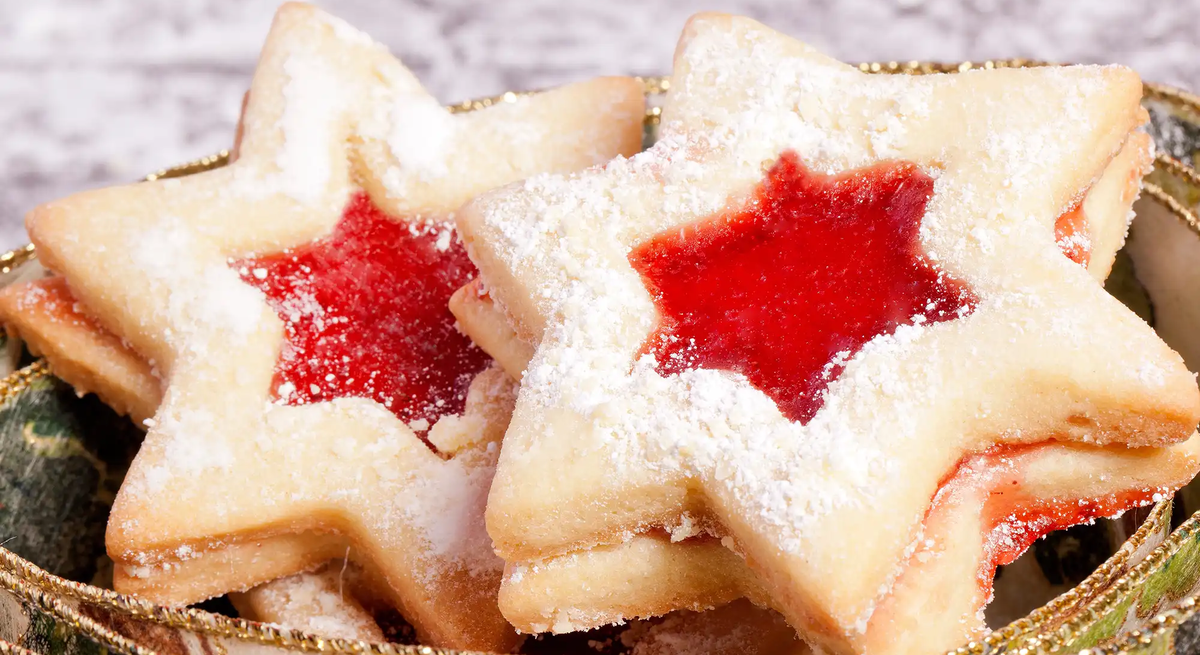 Spitzbuben mit roter Marmeladenfüllung in Sternform