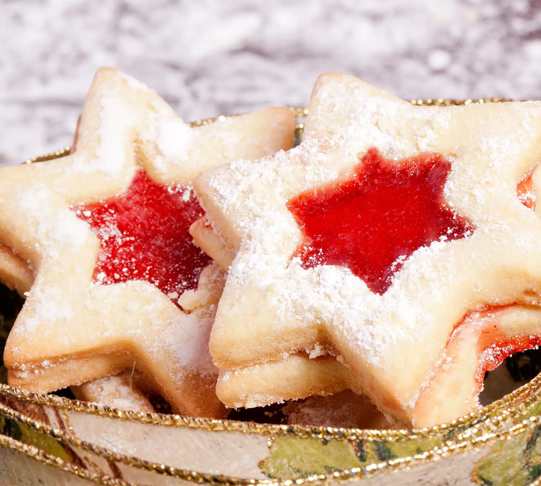 Spitzbuben mit roter Marmeladenfüllung in Sternform | © Adobe Stock