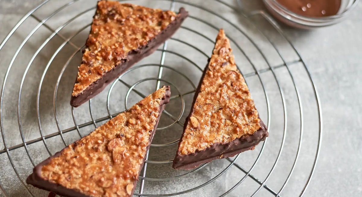 Nussecken auf Rost nach dem Backen und Glasieren mit Schokolade