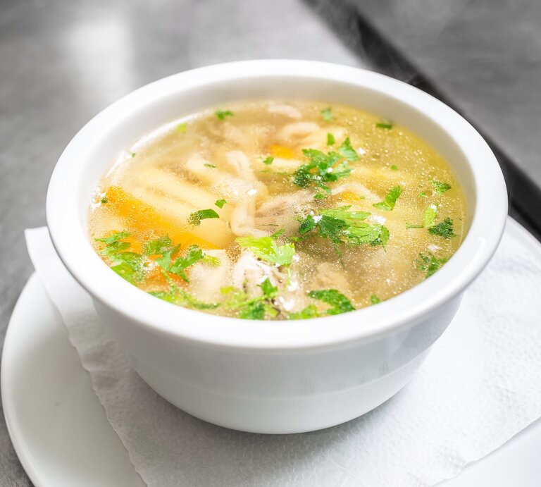 Hühnersuppe in weißer Schüssel.  | © GettyImages/SimpleImages