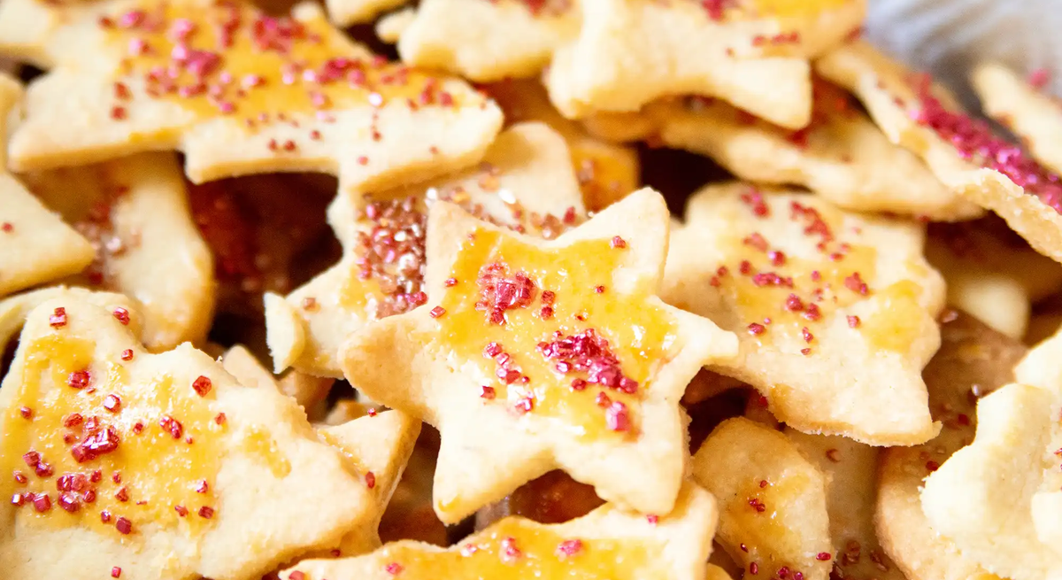 Omas Butterplätzchen mit Eigelb-Glasur und roten Streuseln