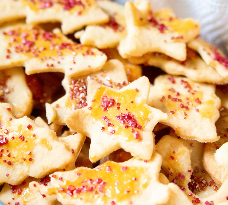 Omas Butterplätzchen mit Eigelb-Glasur und roten Streuseln | © Adobe Stock